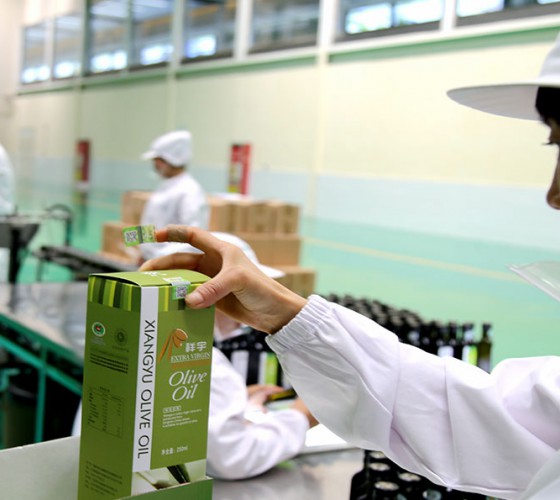 公司國(guó)通“訂單農(nóng)業(yè)”模式，獨(dú)創(chuàng)8小時(shí)限時(shí)鮮榨，從手工采摘、按質(zhì)收購(gòu)、便捷運(yùn)輸、純物理冷榨、充氮低恒溫儲(chǔ)存、灌裝等全程管理，并通過(guò)嚴(yán)格的品質(zhì)控..