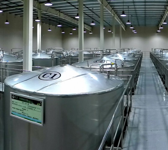 公司擁有都橄欖行業(yè)中亞洲最大的萬(wàn)噸標(biāo)準(zhǔn)化恒溫避光隔氧儲(chǔ)油庫(kù)，具備最佳的15℃-22℃低恒溫儲(chǔ)存環(huán)境。全部?jī)?chǔ)油罐采用食品級(jí)專(zhuān)用不銹鋼制作，采用..