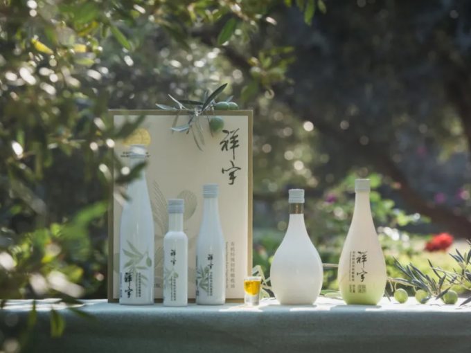 從甘肅隴南的青山幽谷，到一線(xiàn)城市的高端賣(mài)場(chǎng)；從一顆油橄欖在晨露中初綻的青澀，到一..